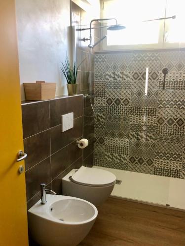 a bathroom with a toilet and a sink at Roggia Maestra B&B in Schio