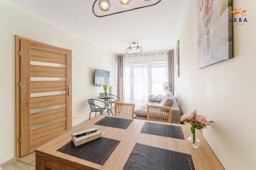 TV a/nebo společenská místnost v ubytování LABA Kołobrzeg Apartamenty Kasprowicza 20AB