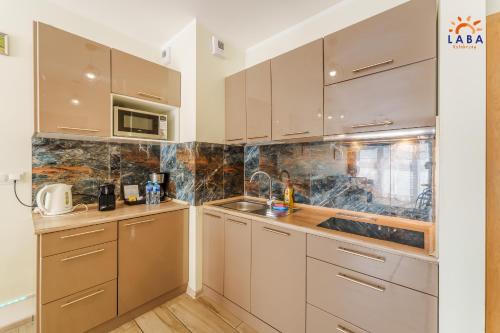Kuchyň nebo kuchyňský kout v ubytování LABA Kołobrzeg Apartamenty Kasprowicza 20AB