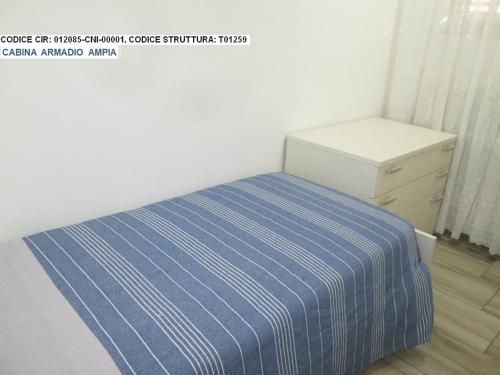 um pequeno quarto com uma cama e uma cómoda em Pit Stop Jerago em Cavaria