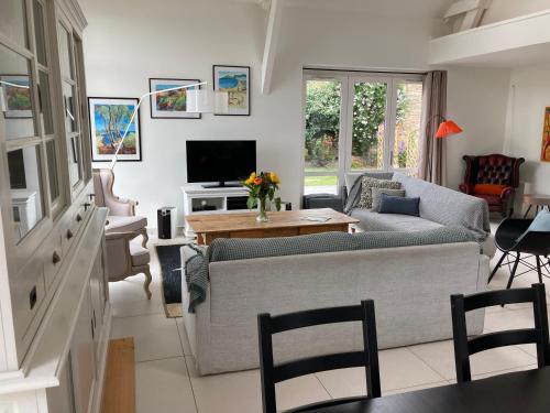 Una televisión o centro de entretenimiento en Manoir de Kerat -classé 5 étoiles