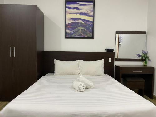 מיטה או מיטות בחדר ב-Đạt Thiên An Hotel