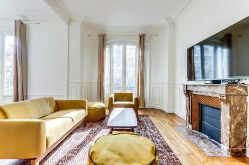 un salon avec un canapé et une cheminée dans l'établissement Elegant 2-bedroom appartment in Saint-Denis, à Saint-Denis