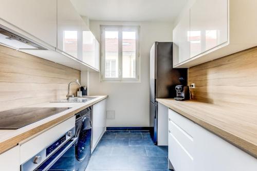 une cuisine avec un évier et un lave-vaisselle dans l'établissement Elegant 2-bedroom appartment in Saint-Denis, à Saint-Denis