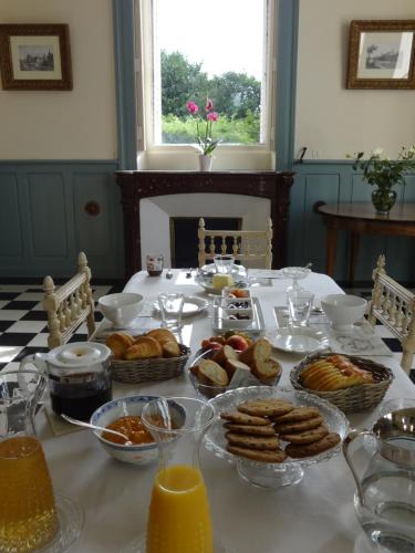 - une table avec du pain et d'autres aliments dans l'établissement Château Saint Georges, à Mauléon