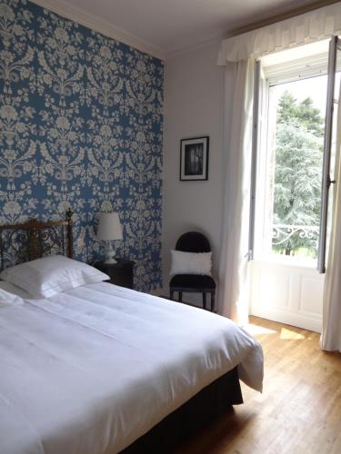 um quarto com uma cama e uma janela em Château Saint Georges em Mauléon