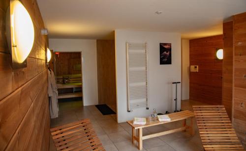 Celles-sur-PlaineにあるLogis Hotel des Lacsの椅子2脚とテーブル1台、キッチンが備わる客室です。