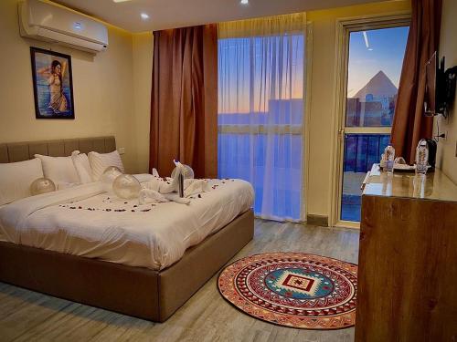 Postel nebo postele na pokoji v ubytování Pyramids Hotel