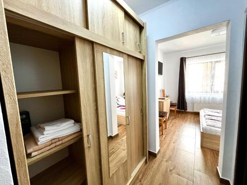 ein Zimmer mit einem Schrank und einem Bett darin in der Unterkunft Casa D'ANA in Geoagiu-Băi