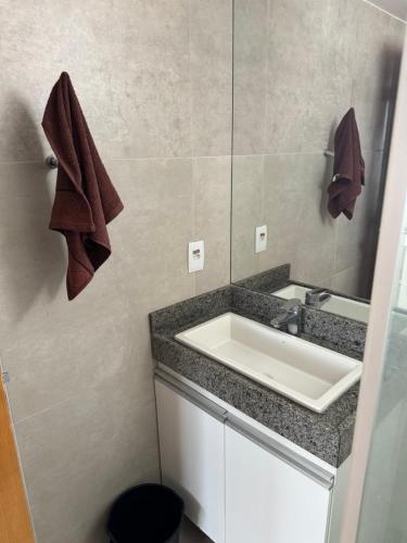 een badkamer met een wastafel en een spiegel bij Bugan Paiva/ Home stay in Recife
