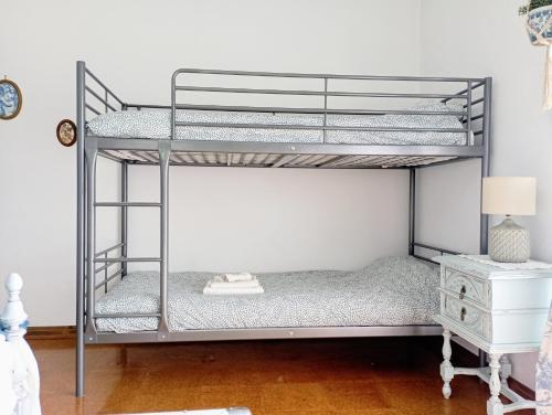 Poschodová posteľ alebo postele v izbe v ubytovaní Sunset Vista apartment A