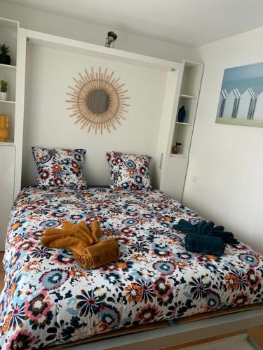 une chambre avec un lit avec un ours en peluche dessus dans l'établissement Poziodé, à Courseulles-sur-Mer