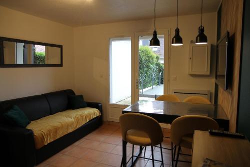 un salon avec un canapé et une table dans l'établissement Poziodé, à Courseulles-sur-Mer