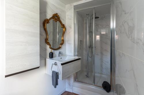 a bathroom with a sink and a shower at Maison Jongkind - Garage privé 100 m - Sélection Journée du Patrimoine 2023 in Honfleur