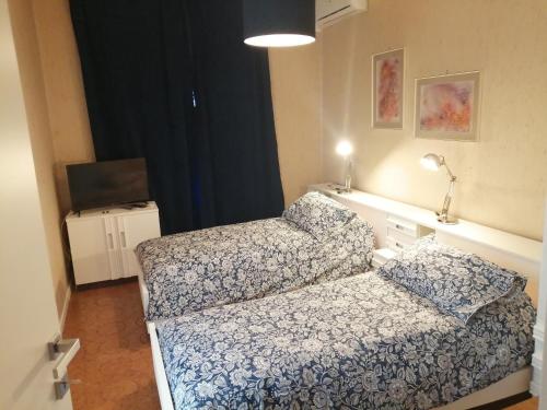 a room with a couch and a bed and a television at B&B Le Coccole di Galluzzo Gabriele in Aragona