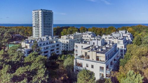 uma vista aérea de um edifício branco alto em Onyx by Baltic Home em Międzyzdroje