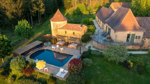 une vue aérienne d'une maison avec piscine dans l'établissement La Jolie Vie, au Buisson de Cadouin