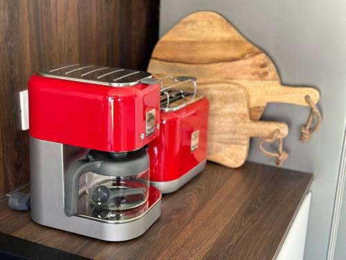 une cafetière rouge assise au-dessus d'un comptoir dans l'établissement Appartement T2 Casa Di Simone Pietrosella Corse du Sud, à Pietrosella