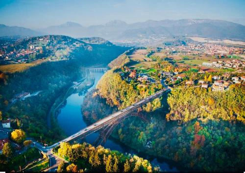 uma vista aérea de uma ponte sobre um rio em Angelina House Cisano em Cisano Bergamasco