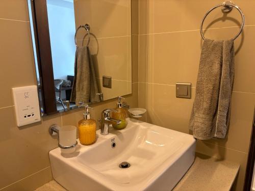 Bilik mandi di Ocean Breeze Studio Apartment Negombo