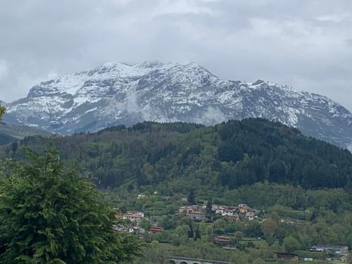 Camporgiano的住宿－Birillina al Poggio，远处的雪覆盖的山,前面有一个小镇