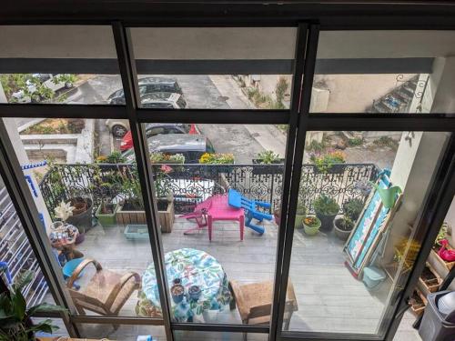 - une vue sur le patio depuis la fenêtre d'une maison dans l'établissement Jolie maison de village, à Grabels