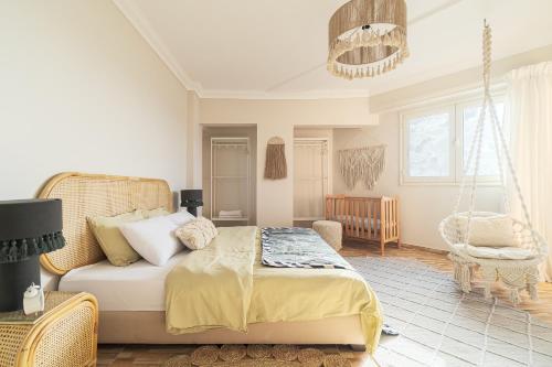 ein Schlafzimmer mit einem Bett und einem Stuhl in der Unterkunft Nabeel Homes Boutique Hotel - G9 in Alexandria