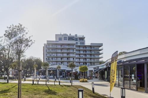 ein großes Gebäude mitten in einer Stadt in der Unterkunft Prima by Baltic Home in Misdroy