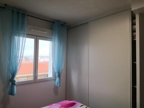 Una cama o camas en una habitación de Mimizan Apt neuf 80m2 +terrasse 100m plage