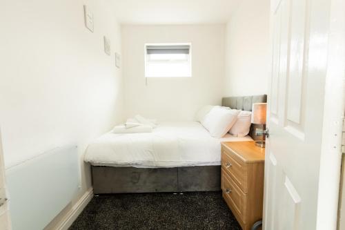 Tempat tidur dalam kamar di Cosy & Compact Apartment in Swinton