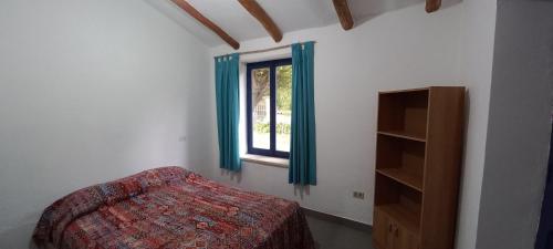 1 dormitorio con cama y ventana en Finca El Recreo, en Tomatas