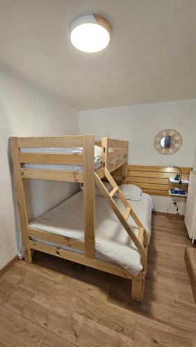 quelques lits superposés dans une chambre dans l'établissement 2 Pieces entièrement rénovés proche du lac, à Veyrier-du-Lac