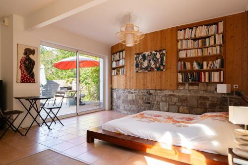 - une chambre avec un lit et une étagère avec des livres dans l'établissement Villa l'Accalmie - 10 pers - Entre lac et mer, à Seignosse