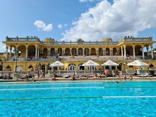 una piscina di fronte a un grande edificio di Saffron Apartment-Panoramic Balcony a Budapest