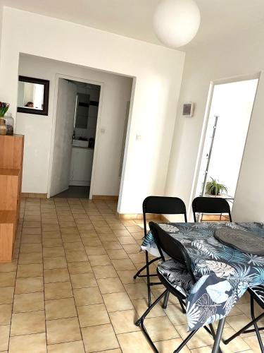 une cuisine et une salle à manger avec une table et des chaises dans l'établissement Appartement de 80m2 aux portes de Lyon avec ascenseur, balcon, parking, à Saint-Priest