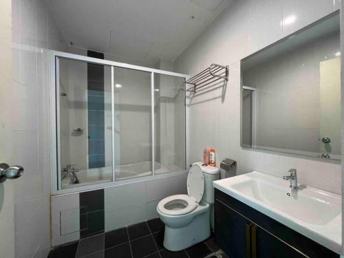 een badkamer met een toilet en een wastafel bij Jemhaus Marina View [Netflix & LG Water Purifier] in Lumut