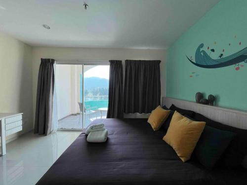 een slaapkamer met een groot bed en een groot raam bij Jemhaus Marina View [Netflix & LG Water Purifier] in Lumut
