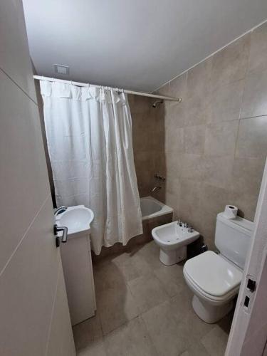 a bathroom with a toilet and a sink and a tub at Monoambiente con balcón in Buenos Aires