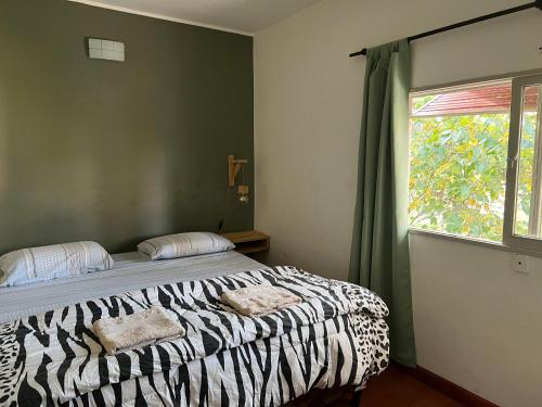 1 dormitorio con cama con estampado de cebra y ventana en Lujoso Dpto en Zona Norte en Salta