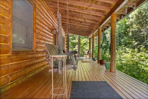 Un balcón o terraza de Beautiful Log Cabin Wooded Lake Access Interlochen Arts Academy