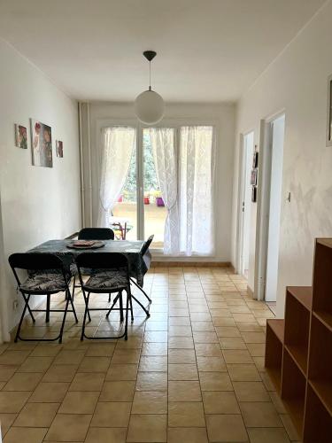 d'une salle à manger avec une table et des chaises. dans l'établissement Appartement de 80m2 aux portes de Lyon avec ascenseur, balcon, parking, à Saint-Priest