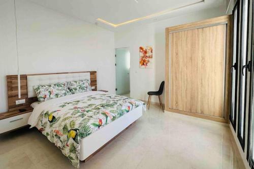 une chambre avec un lit et une porte coulissante en verre dans l'établissement Villa Darline Maison Design Piscine chauffée, à Essaouira