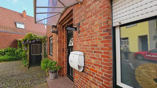 a mailbox on the side of a brick building at Ferienwohnungen Bentheimer Altstadt in Bad Bentheim
