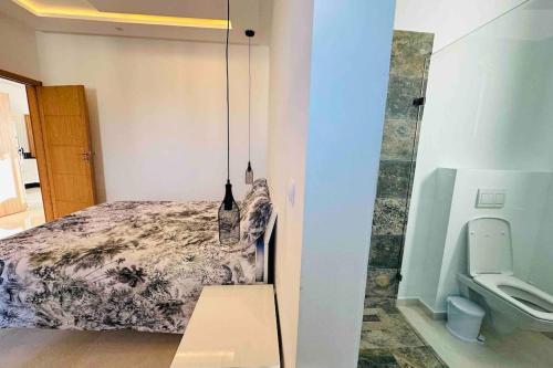 une chambre avec un lit et une salle de bain avec WC dans l'établissement Villa Darline Maison Design Piscine chauffée, à Essaouira