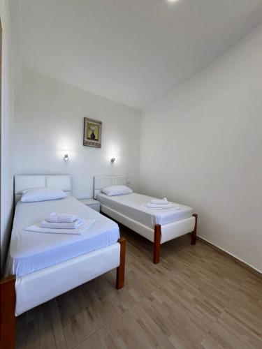 Ένα ή περισσότερα κρεβάτια σε δωμάτιο στο Apartments Fati & Flori