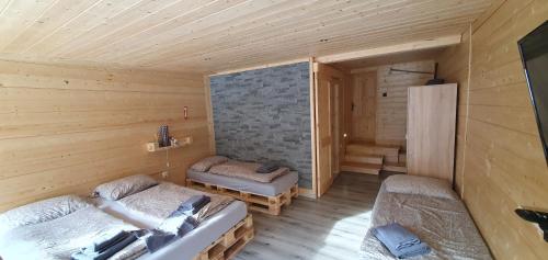 Habitación con 2 camas en una cabaña de madera en Štiavnička en Mýto pod Ďumbierom