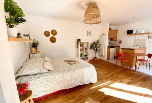 une chambre avec un lit et une cuisine dans l'établissement Charmant studio proche du théâtre, à Tours