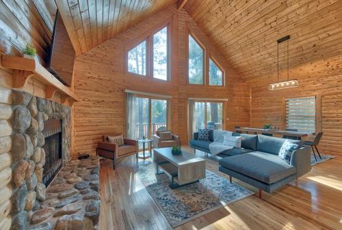Χώρος καθιστικού στο Charming & Cozy Chalet; Minutes to Shanty Creek!