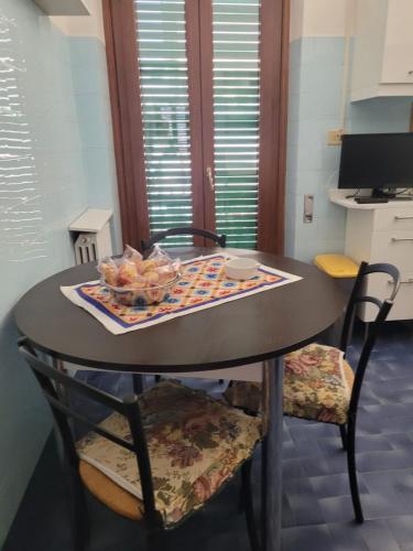 einen Tisch mit einem Tablett mit Essen darüber in der Unterkunft Italias House in Ciampino