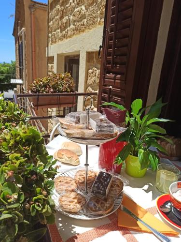 アグリジェントにあるB&B "Le Quattro Stagioni"のテーブルの上にパン菓子のトレイ